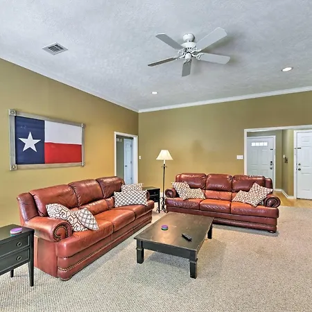 Cozy College Station Home With Patio And Fireplace